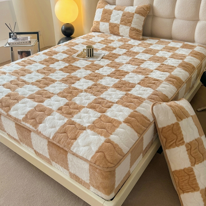 91家纺网 家纺一手货源 找家纺 2024秋冬北极绒加厚夹棉床笠三件套印花泰迪绒床垫保护套罩-格子条纹系（暖光图）棋盘格-奶咖