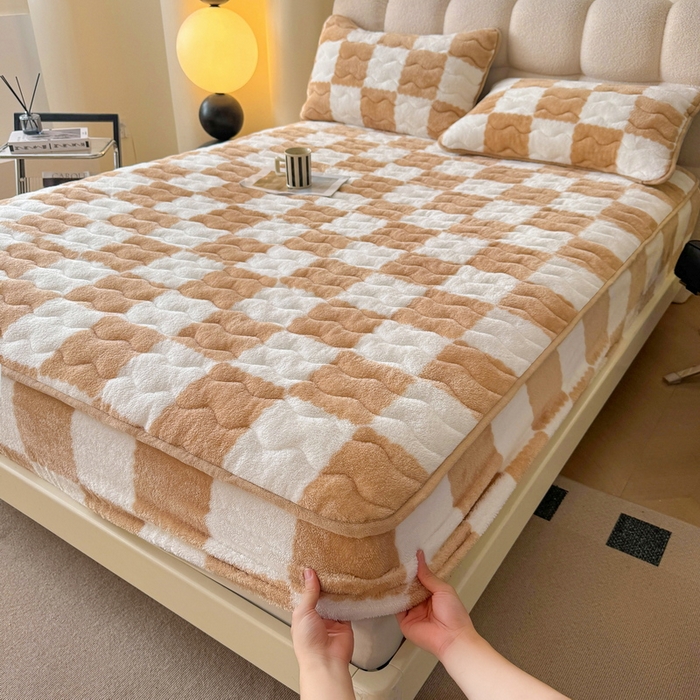 91家纺网 家纺一手货源 找家纺 2024秋冬北极绒加厚夹棉床笠三件套印花泰迪绒床垫保护套罩-格子条纹系（暖光图）棋盘格-奶咖