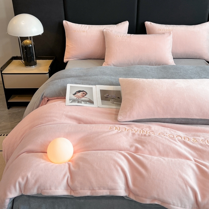 91家纺网 家纺一手货源 找家纺 澳梵家居 2024新款牛奶绒刺绣四件套--【山岚系列】 温柔粉拼灰