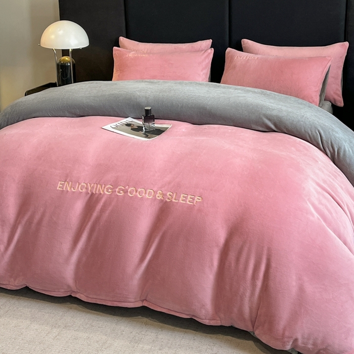 91家纺网 家纺一手货源 找家纺 澳梵家居 2024新款牛奶绒刺绣四件套--【山岚系列】 豆沙红拼灰