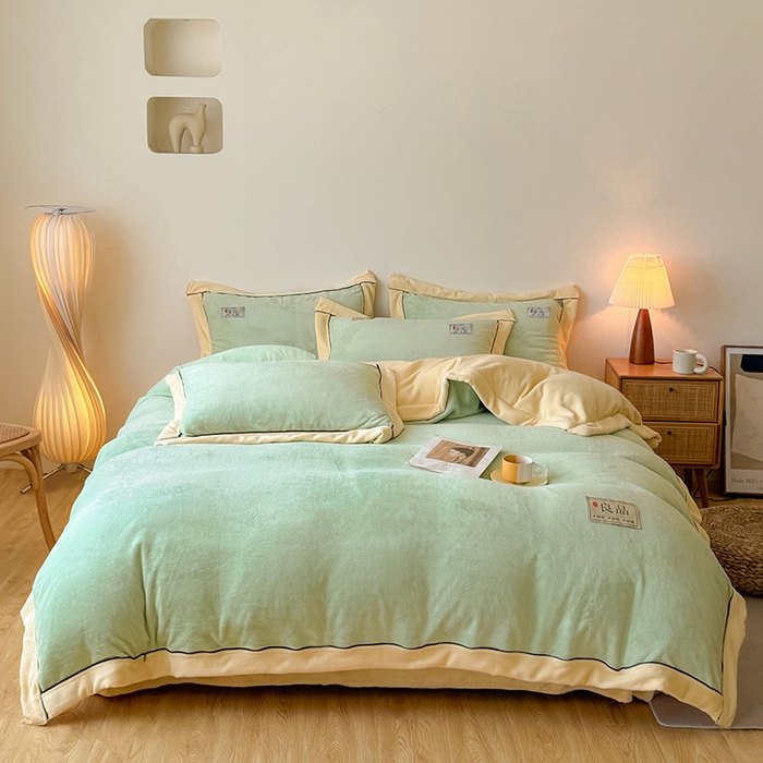 91家纺网 家纺一手货源 找家纺 全季家居 2024新款A类良品纯色双拼牛奶绒高克重加厚保暖被套单件 果绿+米黄