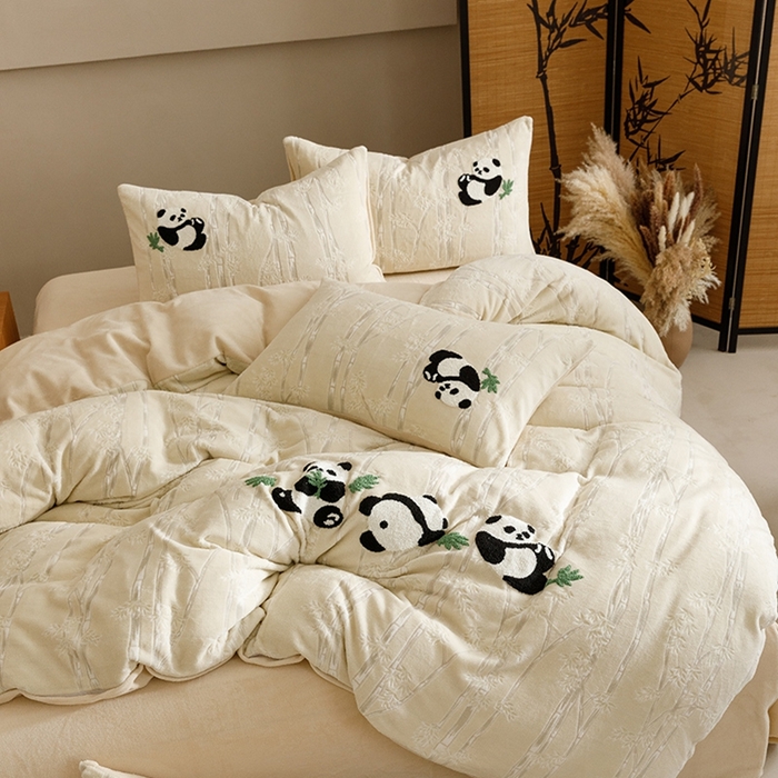 91家纺网 家纺一手货源 找家纺 蜜柚 2024新款230克全消光色烂牛奶绒毛巾绣四件套 熊猫仔-米