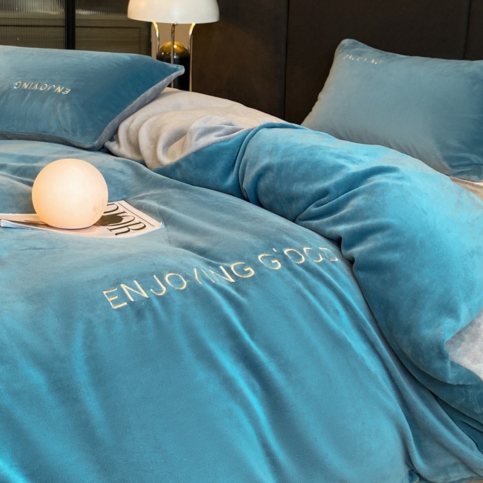 91家纺网 家纺一手货源 找家纺 澳梵家居 2024新款牛奶绒刺绣四件套--【山岚系列】 莱茵蓝拼灰