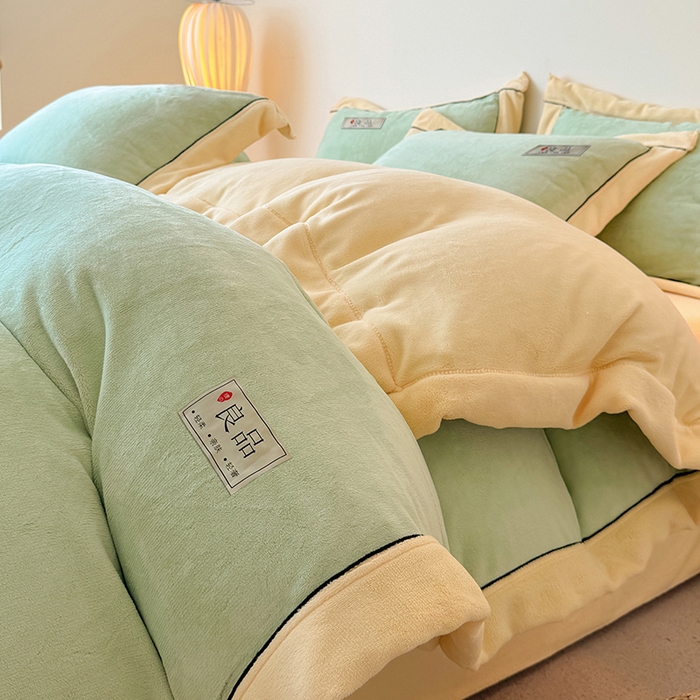 91家纺网 家纺一手货源 找家纺 全季家居 2024新款A类良品纯色双拼牛奶绒高克重加厚保暖被套单件 果绿+米黄
