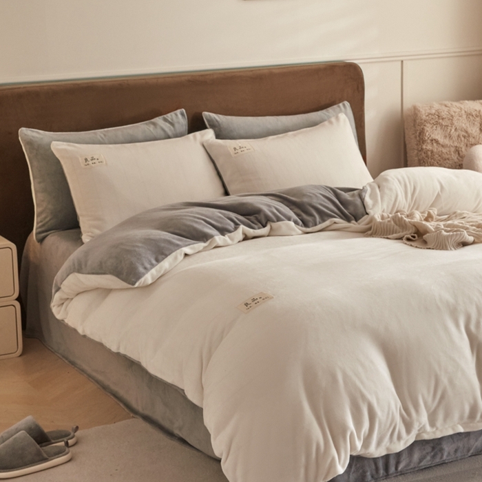 91家纺网 家纺一手货源 找家纺 澳梵家居 2024新款牛奶绒素色双拼四件套--【暖茶系列】 暖茶-奶白灰