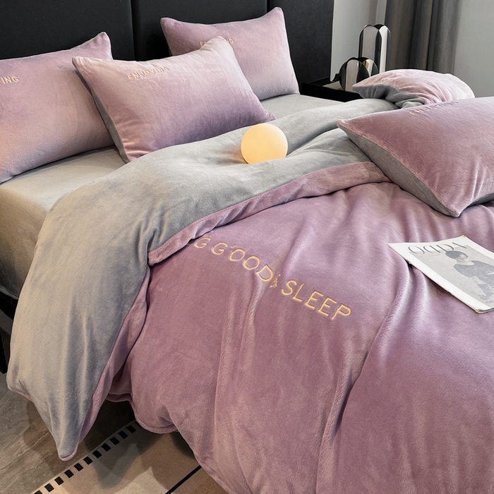 91家纺网 家纺一手货源 找家纺 澳梵家居 2024新款牛奶绒刺绣四件套--【山岚系列】 芋泥紫拼灰