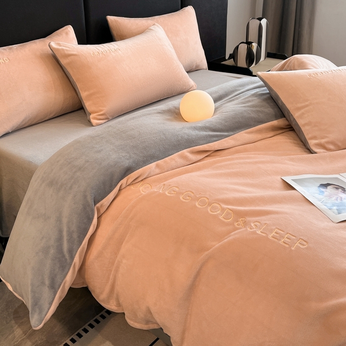 91家纺网 家纺一手货源 找家纺 澳梵家居 2024新款牛奶绒刺绣四件套--【山岚系列】 粉玉拼灰