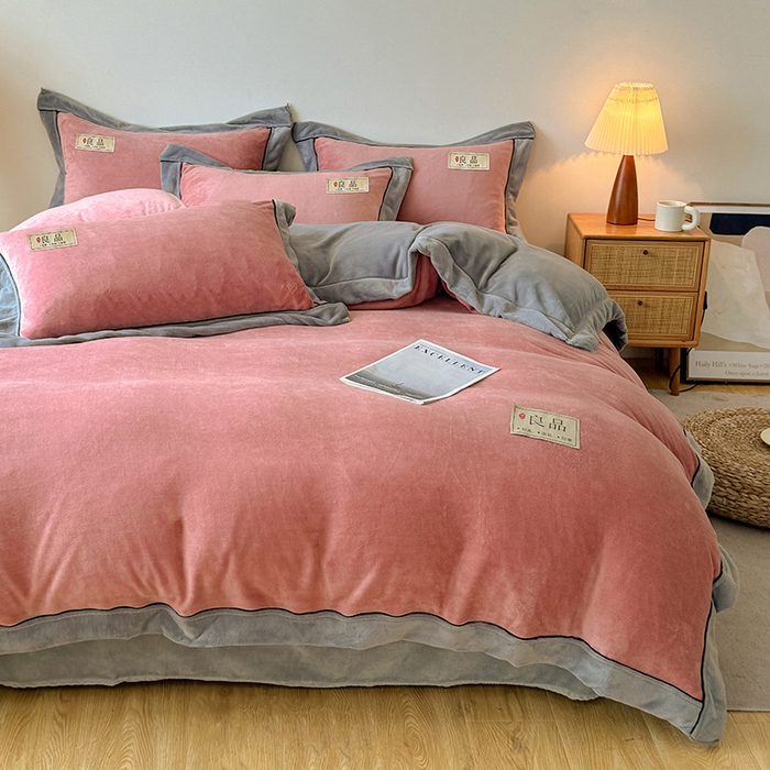 91家纺网 家纺一手货源 找家纺 全季家居 2024新款A类良品纯色双拼牛奶绒高克重加厚保暖四件套 豆沙+浅灰