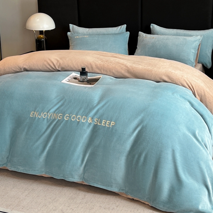 91家纺网 家纺一手货源 找家纺 澳梵家居 2024新款牛奶绒刺绣四件套--【山岚系列】 黛蓝拼卡其