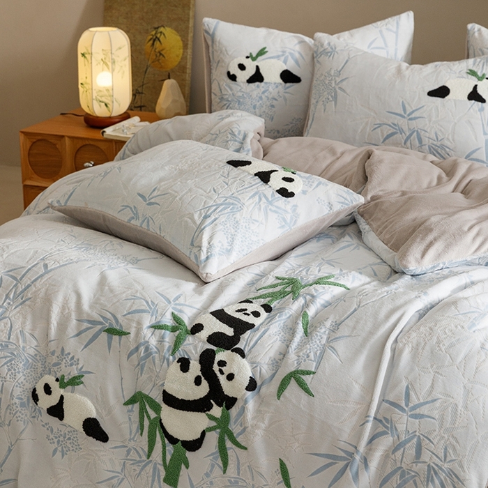 91家纺网 家纺一手货源 找家纺 蜜柚 2024新款230克全消光色烂牛奶绒毛巾绣四件套 熊猫墩墩-蓝