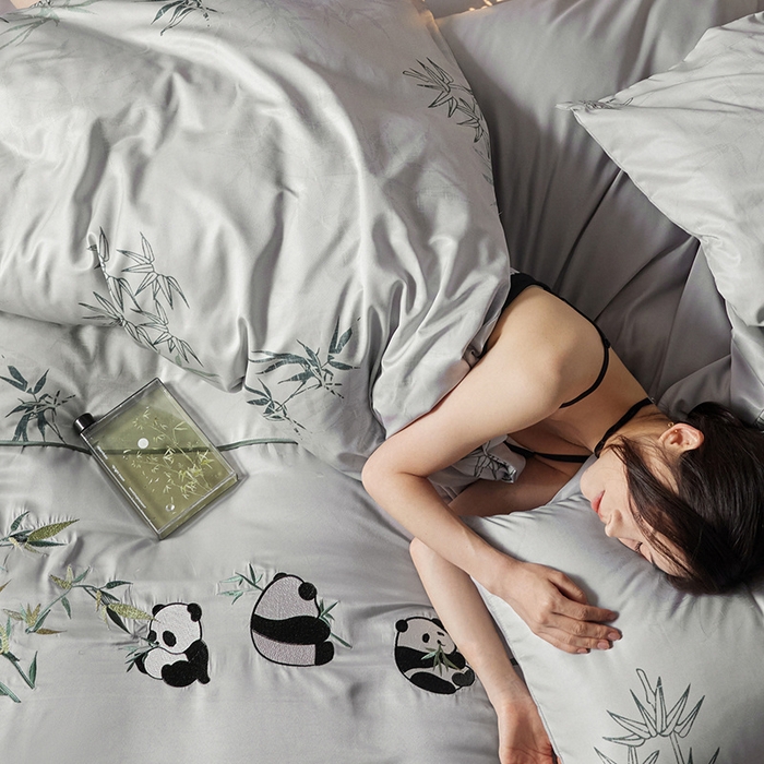 91家纺网 家纺一手货源 找家纺 2025新款亲肤磨毛刺绣四件套-抱竹熊猫 抱竹熊猫-浅灰