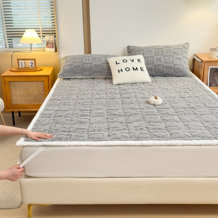 91家纺网 家纺一手货源 找家纺 希廷顿 2024新款高克重塔芙绒床护垫 爱心-绅士灰
