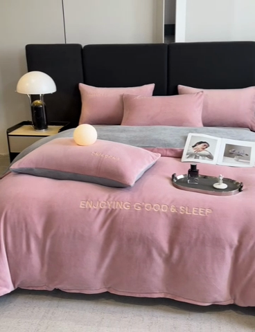 91家纺网 家纺一手货源 找家纺 澳梵家居 2024新款牛奶绒刺绣四件套--【山岚系列】 豆沙红拼灰