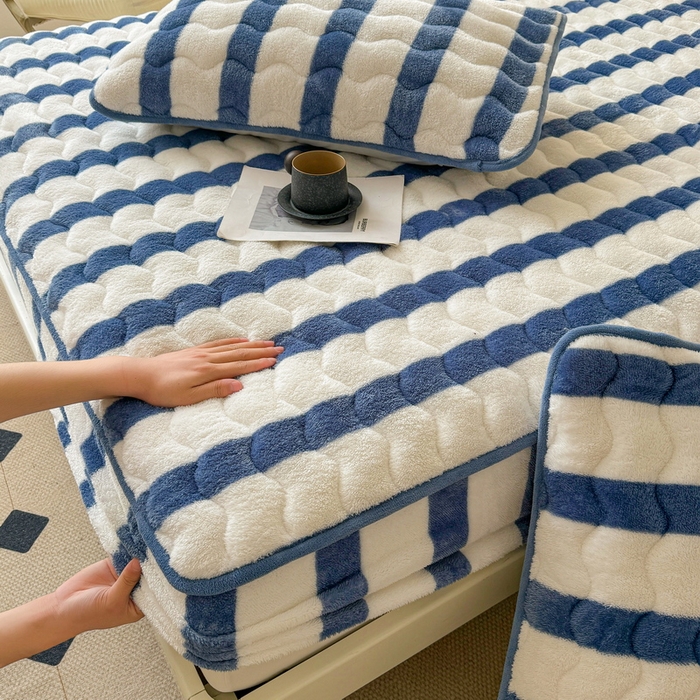 91家纺网 家纺一手货源 找家纺 2024秋冬北极绒加厚夹棉床笠三件套印花泰迪绒床垫保护套罩-格子条纹系（暖光图）条纹-高贵蓝