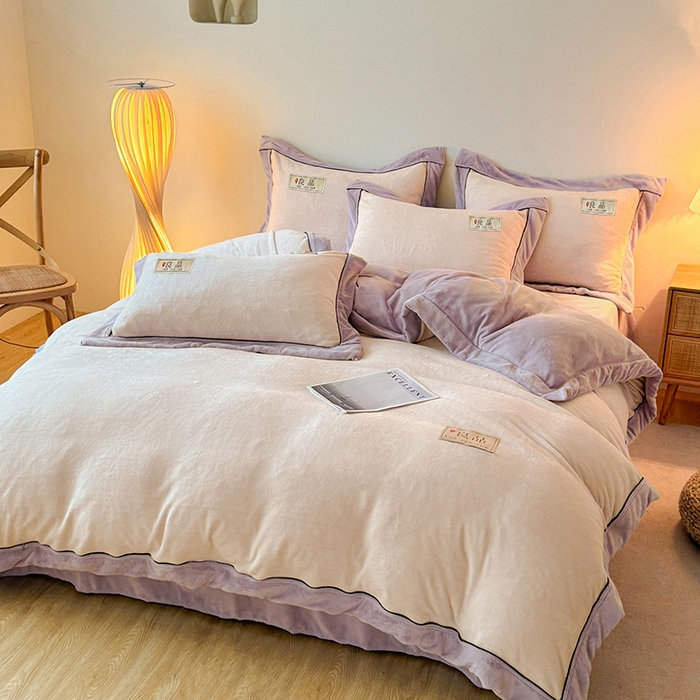 91家纺网 家纺一手货源 找家纺 全季家居 2024新款A类良品纯色双拼牛奶绒高克重加厚保暖四件套 米白+风铃