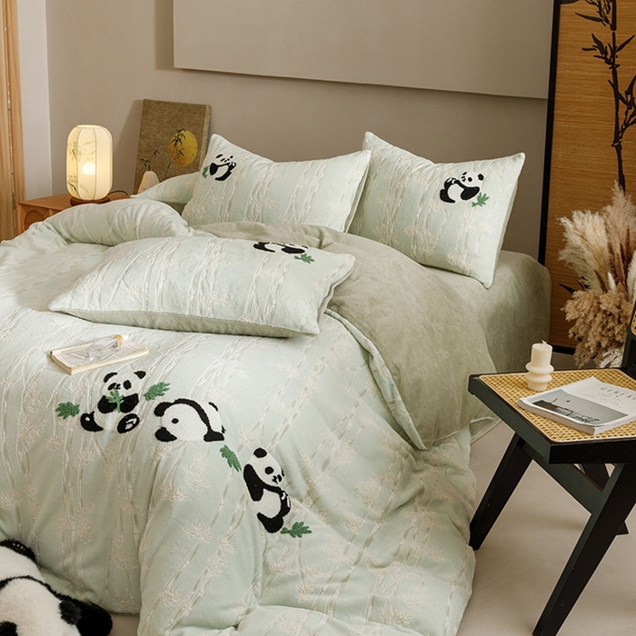 91家纺网 家纺一手货源 找家纺 蜜柚 2024新款230克全消光色烂牛奶绒毛巾绣四件套 熊猫仔-绿