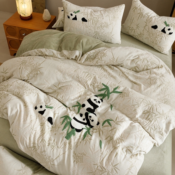 91家纺网 家纺一手货源 找家纺 蜜柚 2024新款230克全消光色烂牛奶绒毛巾绣四件套 熊猫墩墩-绿