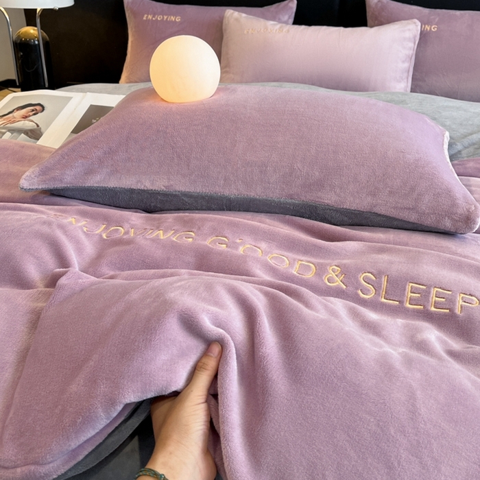 91家纺网 家纺一手货源 找家纺 澳梵家居 2024新款牛奶绒刺绣四件套--【山岚系列】 芋泥紫拼灰