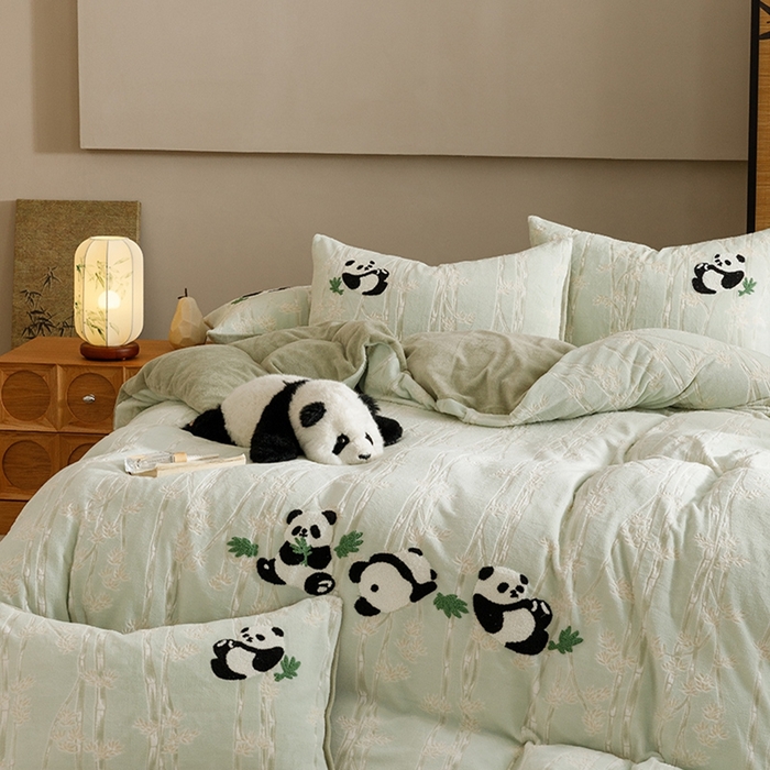 91家纺网 家纺一手货源 找家纺 蜜柚 2024新款230克全消光色烂牛奶绒毛巾绣四件套 熊猫仔-绿