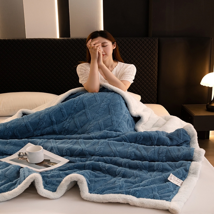 91家纺网 家纺一手货源 找家纺 澳梵家居 2024新款三层夹棉加厚塔肤绒毛毯 雾霾蓝-白
