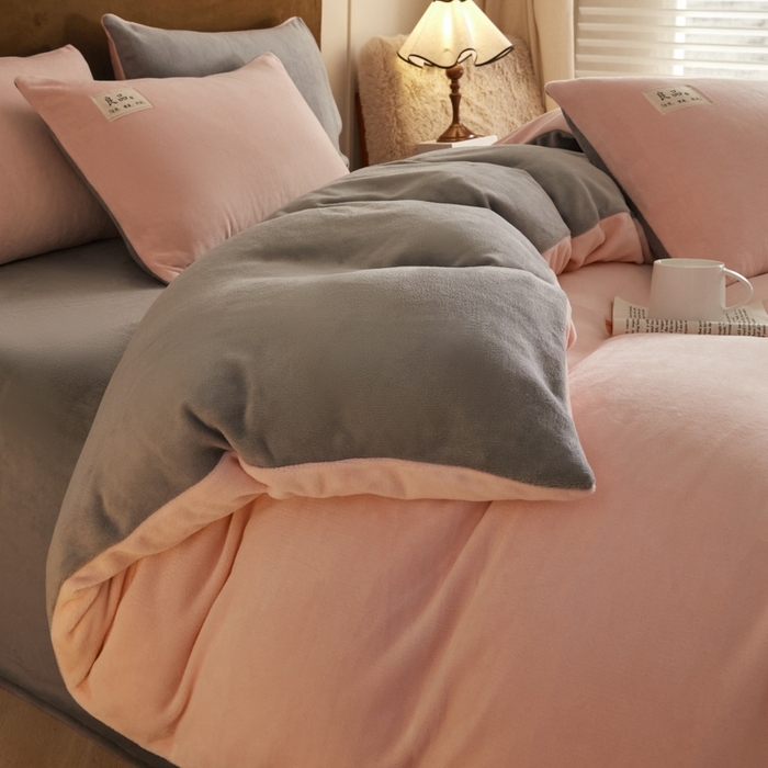91家纺网 家纺一手货源 找家纺 澳梵家居 2024新款牛奶绒素色双拼四件套--【暖茶系列】 暖茶-温柔粉