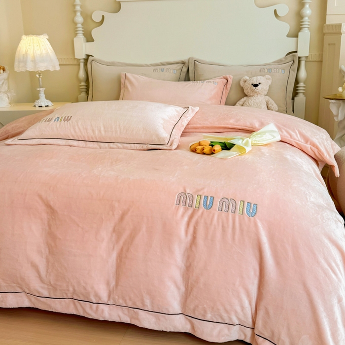 91家纺网 家纺一手货源 找家纺 梵克保罗  2024新款高克重9斤婴儿绒轻奢刺绣织带四件套 樱花粉