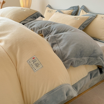 91家纺网 家纺一手货源 找家纺 全季家居 2024新款A类良品纯色双拼牛奶绒高克重加厚保暖被套单件 米黄+浅灰