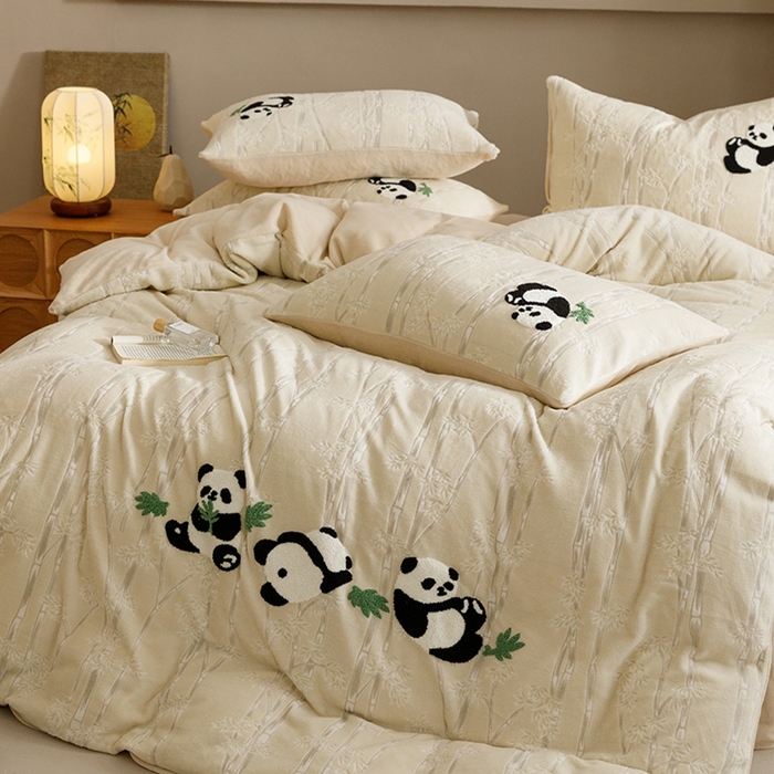 91家纺网 家纺一手货源 找家纺 蜜柚 2024新款230克全消光色烂牛奶绒毛巾绣四件套 熊猫仔-米