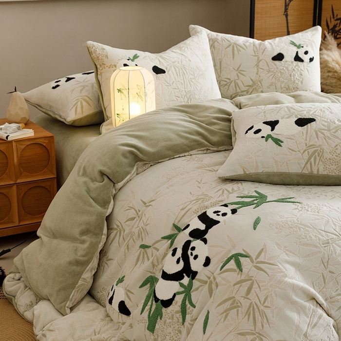 91家纺网 家纺一手货源 找家纺 蜜柚 2024新款230克全消光色烂牛奶绒毛巾绣四件套 熊猫墩墩-绿