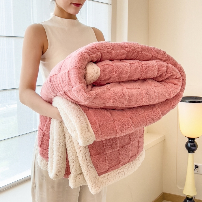 91家纺网 家纺一手货源 找家纺 希廷顿 2024新款高克重双层加厚塔芙绒毛毯 方格-樱花粉