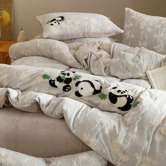 91家纺网 家纺一手货源 找家纺 蜜柚 2024新款230克全消光色烂牛奶绒毛巾绣四件套 熊猫仔-灰