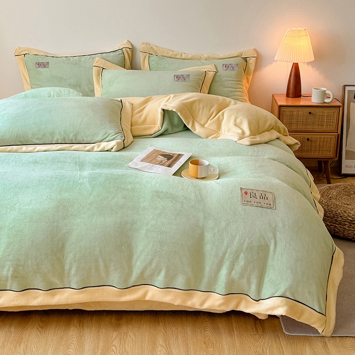 91家纺网 家纺一手货源 找家纺 全季家居 2024新款A类良品纯色双拼牛奶绒高克重加厚保暖被套单件 果绿+米黄