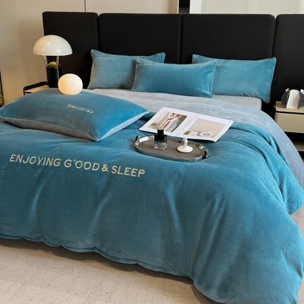 91家纺网 家纺一手货源 找家纺 澳梵家居 2024新款牛奶绒刺绣四件套--【山岚系列】 莱茵蓝拼灰