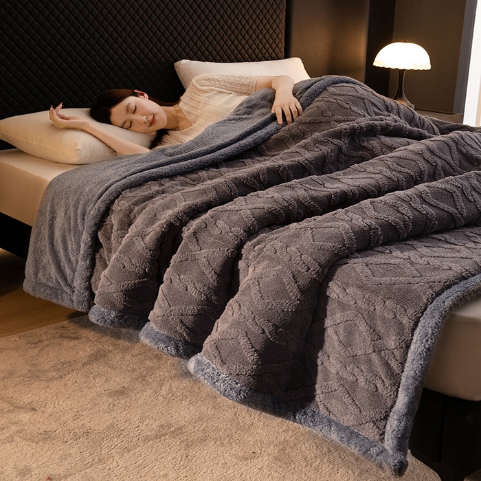 91家纺网 家纺一手货源 找家纺 澳梵家居 2024新款三层夹棉加厚塔肤绒毛毯 深灰-灰