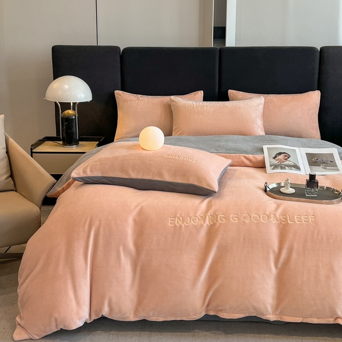 91家纺网 家纺一手货源 找家纺 澳梵家居 2024新款牛奶绒刺绣四件套--【山岚系列】 粉玉拼灰