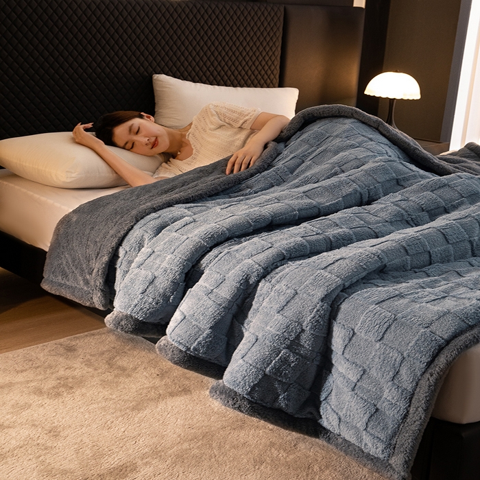 91家纺网 家纺一手货源 找家纺 澳梵家居 2024新款三层夹棉加厚塔肤绒毛毯 方格灰-灰