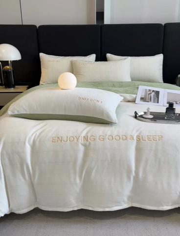 91家纺网 家纺一手货源 找家纺 澳梵家居 2024新款牛奶绒刺绣四件套--【山岚系列】 奶白拼绿