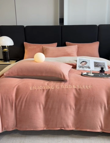 91家纺网 家纺一手货源 找家纺 澳梵家居 2024新款牛奶绒刺绣四件套--【山岚系列】 橙色拼卡其