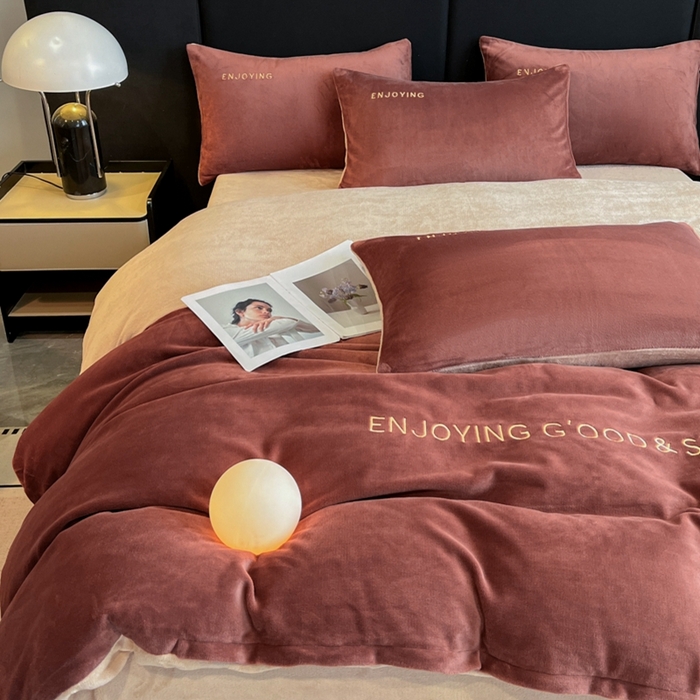 91家纺网 家纺一手货源 找家纺 澳梵家居 2024新款牛奶绒刺绣四件套--【山岚系列】 波多红拼卡其