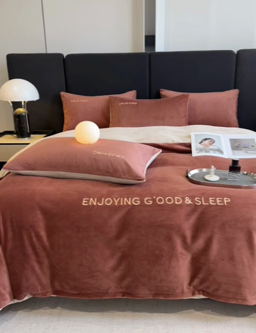 91家纺网 家纺一手货源 找家纺 澳梵家居 2024新款牛奶绒刺绣四件套--【山岚系列】 波多红拼卡其