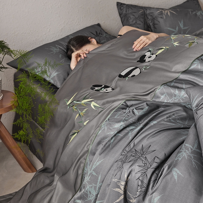 91家纺网 家纺一手货源 找家纺 2025新款亲肤磨毛刺绣四件套-抱竹熊猫 抱竹熊猫-深灰
