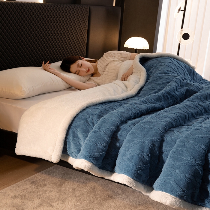 91家纺网 家纺一手货源 找家纺 澳梵家居 2024新款三层夹棉加厚塔肤绒毛毯 雾霾蓝-白