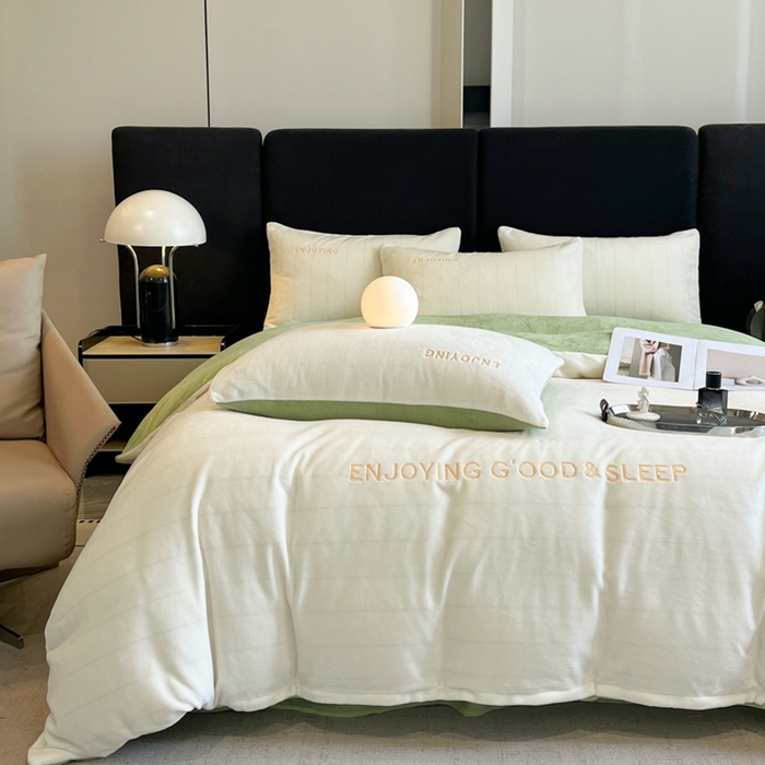 91家纺网 家纺一手货源 找家纺 澳梵家居 2024新款牛奶绒刺绣四件套--【山岚系列】 奶白拼绿