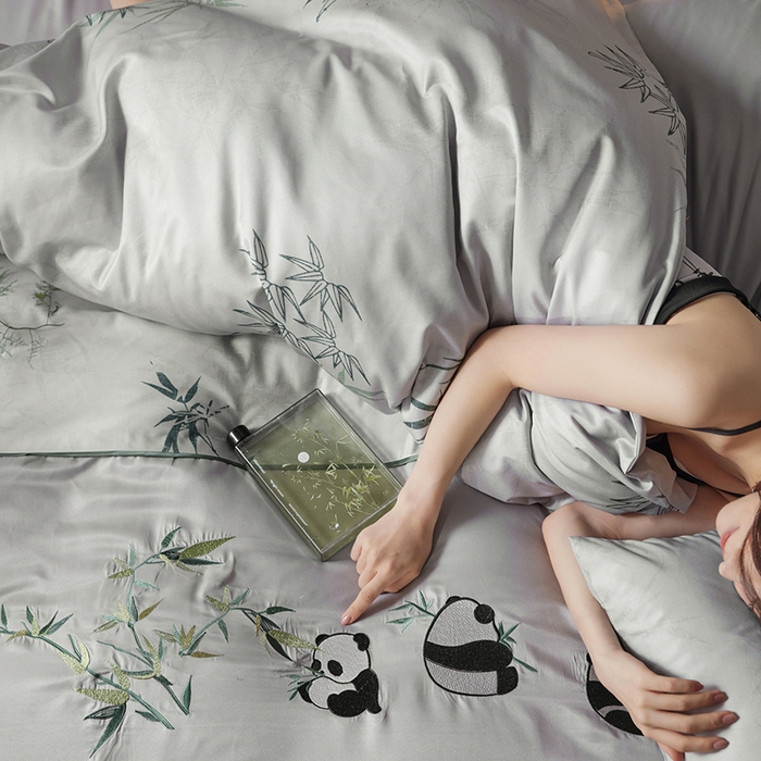 91家纺网 家纺一手货源 找家纺 （总）2025新款亲肤磨毛刺绣四件套-抱竹熊猫