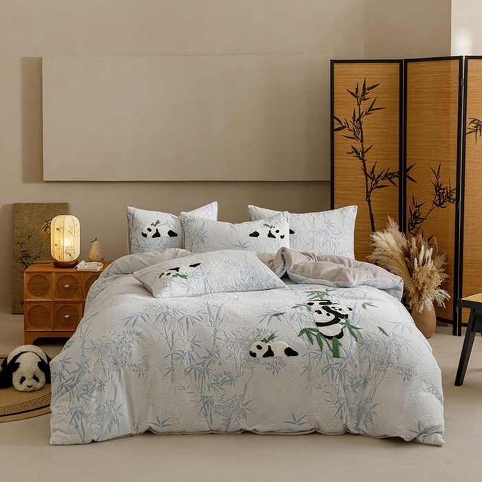 91家纺网 家纺一手货源 找家纺 蜜柚 2024新款230克全消光色烂牛奶绒毛巾绣四件套 熊猫墩墩-蓝