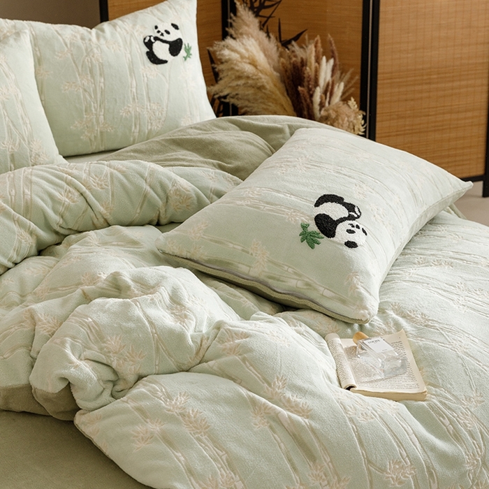 91家纺网 家纺一手货源 找家纺 蜜柚 2024新款230克全消光色烂牛奶绒毛巾绣四件套 熊猫仔-绿