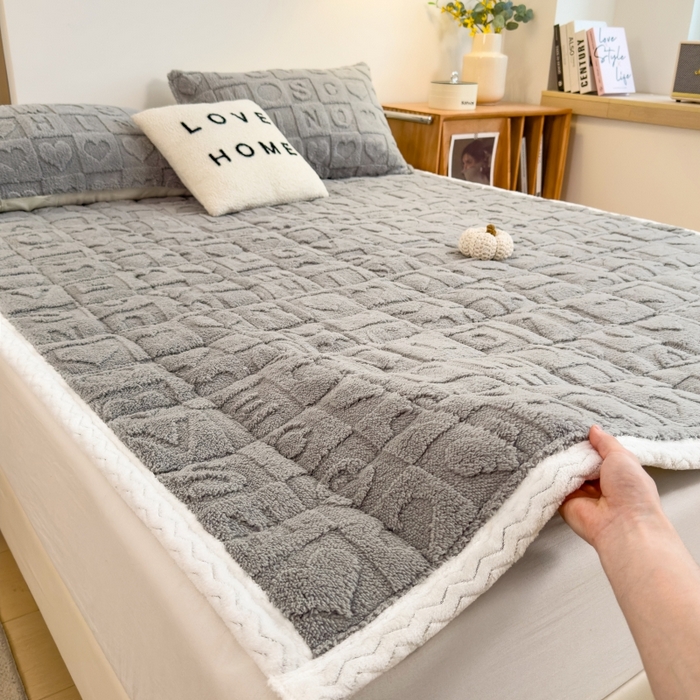 91家纺网 家纺一手货源 找家纺 希廷顿 2024新款高克重塔芙绒床护垫 爱心-绅士灰