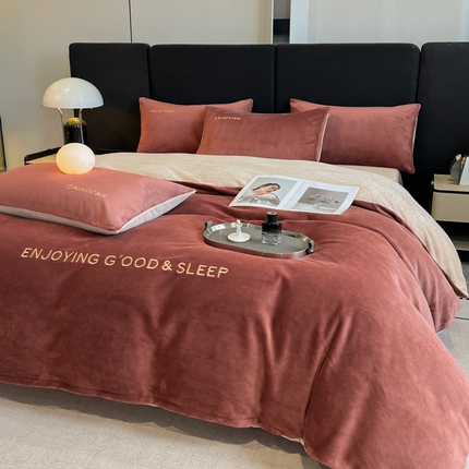 91家纺网 家纺一手货源 找家纺 澳梵家居 2024新款牛奶绒刺绣四件套--【山岚系列】 波多红拼卡其