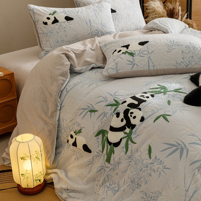 91家纺网 家纺一手货源 找家纺 蜜柚 2024新款230克全消光色烂牛奶绒毛巾绣四件套 熊猫墩墩-蓝