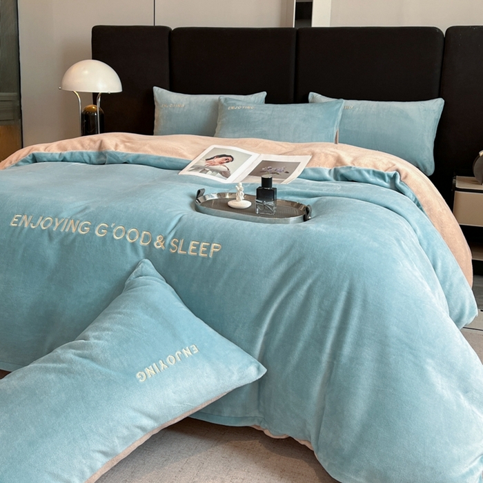 91家纺网 家纺一手货源 找家纺 澳梵家居 2024新款牛奶绒刺绣四件套--【山岚系列】 黛蓝拼卡其